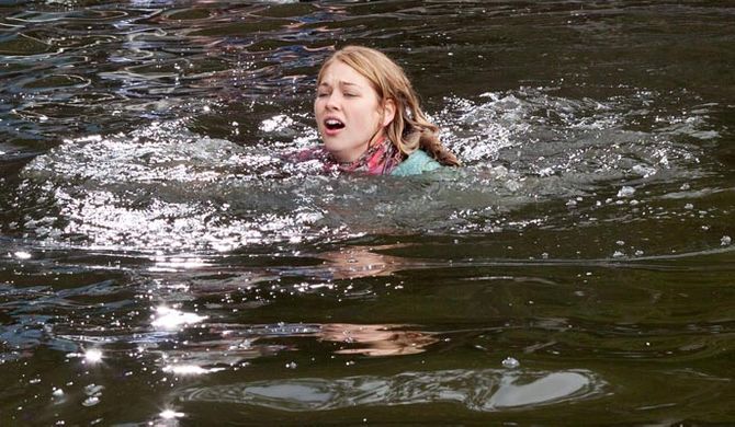 Hollyoaks 05/11 – Cindy’s actions put Holly’s life in serious danger