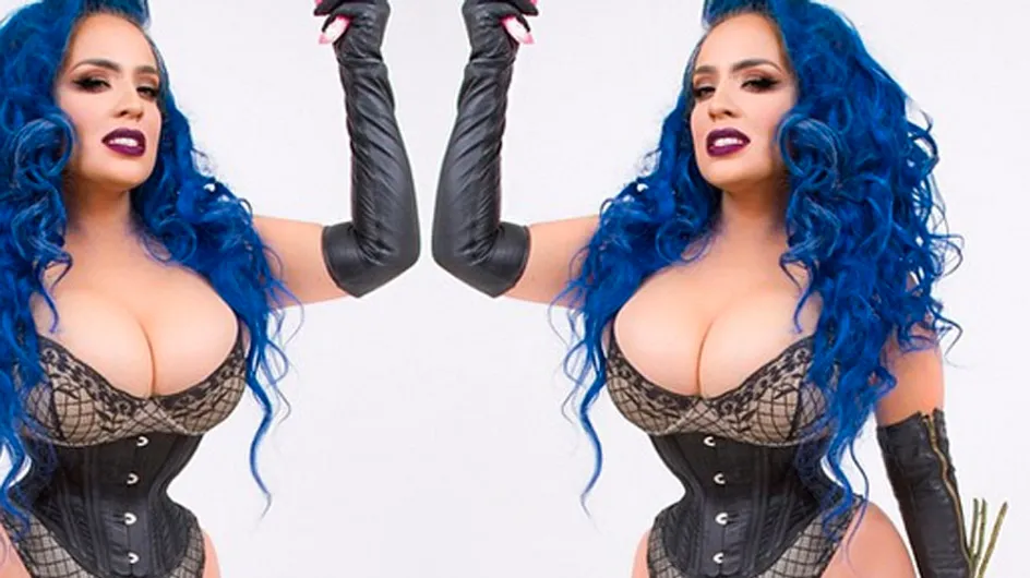 Woman Wears Steel Corset For 7 Years To Achieve 16 Inch Tiny Waist