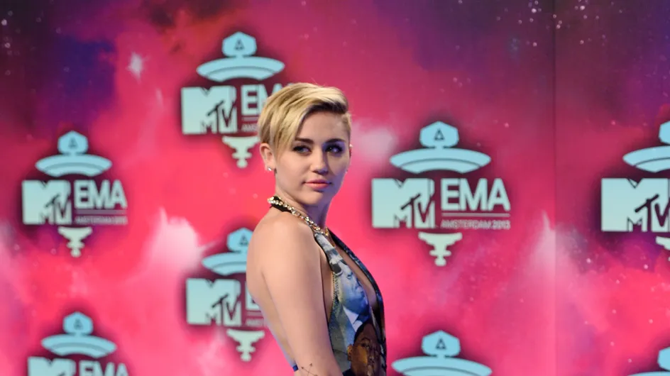 Miley Cyrus, showgirl sexy pour la nouvelle campagne Viva Glam (Photos)
