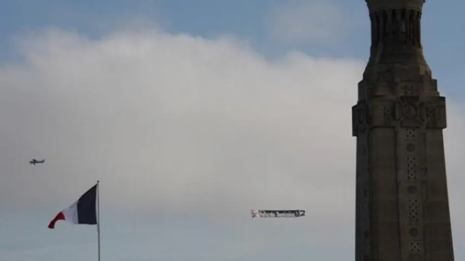 Commémoration du 11 novembre : Une banderole "Hollande démission" déployée dans le ciel