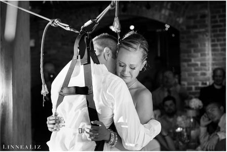Novio se levanta de su silla de ruedas en su boda