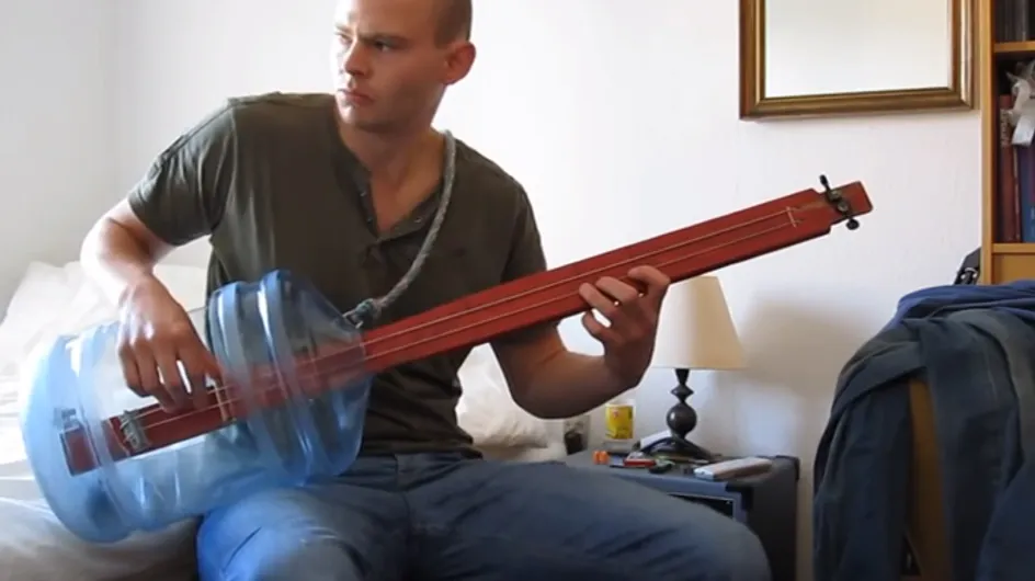 Video/ Questo musicista ha sostituito la sua chitarra con... una bottiglia!