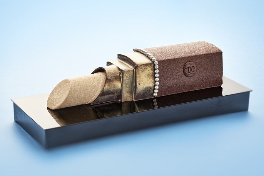 Karl Lagerfeld Une Buche De Noel Rouge A Levres Chanel