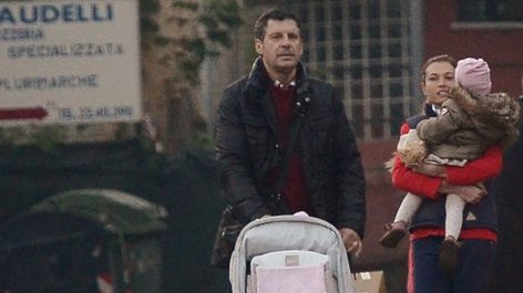 Fabrizio Frizzi A Passeggio Con Moglie E Figlia Le Tenere Immagini