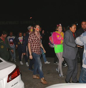 Miley Cyrus, un amigo y al fondo Patrick Schwarzenegger