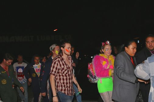 Miley Cyrus, un amigo y al fondo Patrick Schwarzenegger