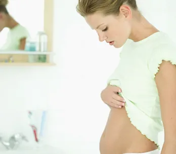 Tiraillements bas du ventre en début de grossesse : Inquiétants ?