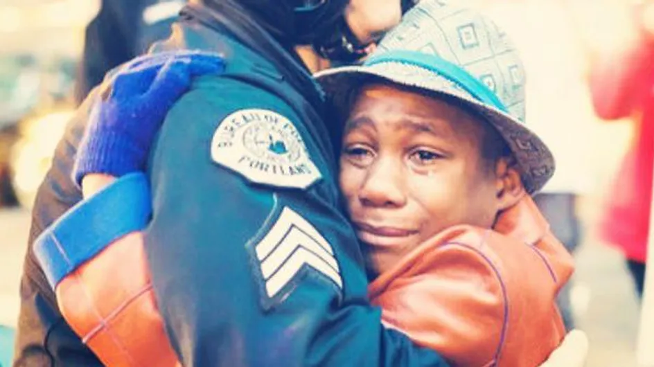 Un câlin entre un policier et un adolescent afro-américain crée l'émoi sur la Toile