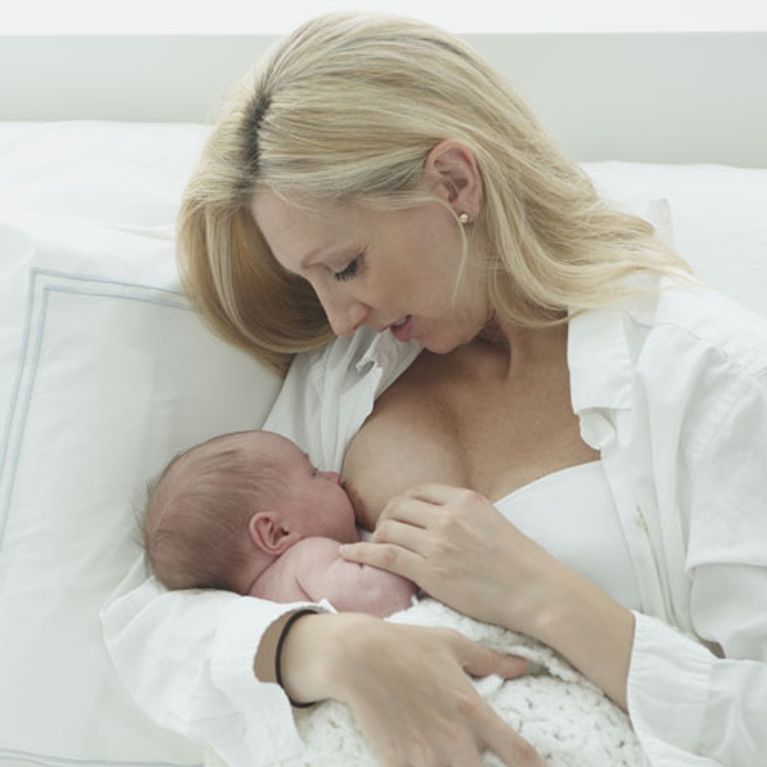 Una Madre Es Obligada A Taparse Mientras Da De Mamar A Su Bebe