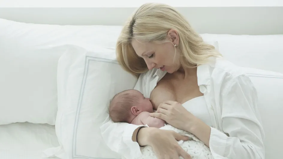 Una madre es obligada a taparse con una servilleta mientras da de mamar a su bebé