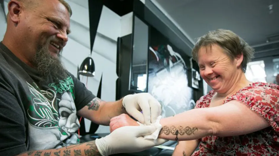 Una historia entrañable: un tatuador regala calcomanías a una mujer con Síndrome de Down