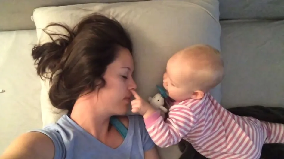 Ce bébé a décidé de ne pas laisser sa mère faire la sieste... (Vidéo)