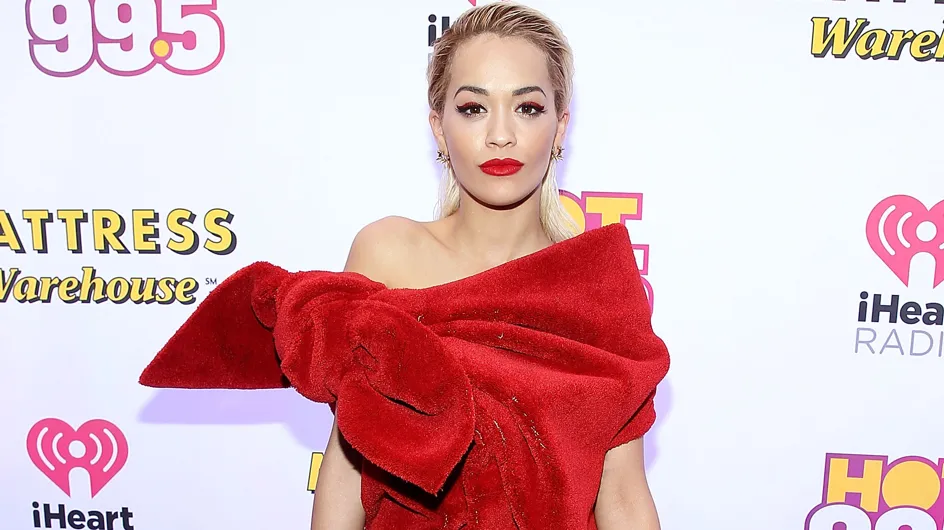 Rita Ora se pointe en serviette sur le red carpet