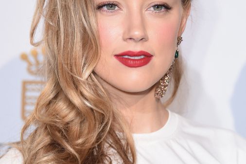 Amber Heard trägt den Sidecut glamourös mit Locken