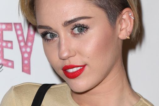 Sidecut mit Kurzhaarschnitt
