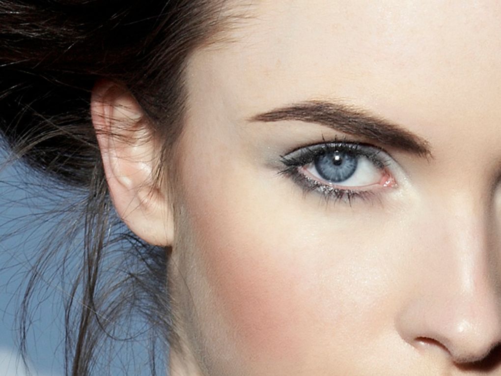 Comment réaliser un maquillage parfait pour les yeux bleus ?