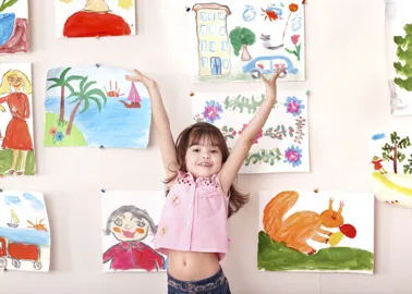 Decorar las paredes con los dibujos de tus hijos