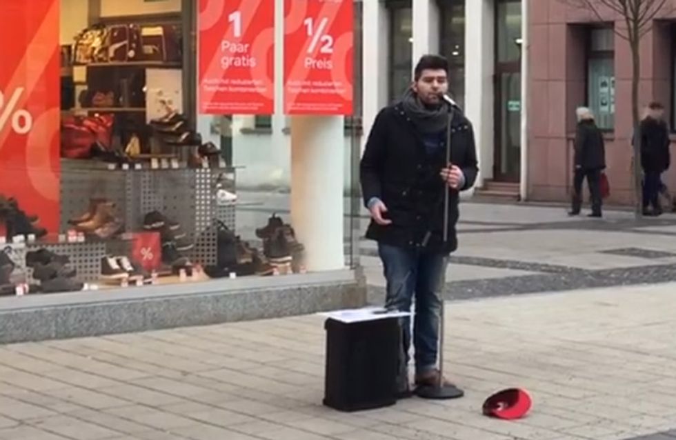 Sooo schön: Dieser Straßenmusiker lässt uns bei eisigen Temperaturen dahin schmelzen