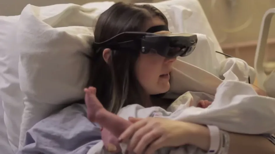Aveugle, elle voit son bébé pour la première fois (Vidéo)