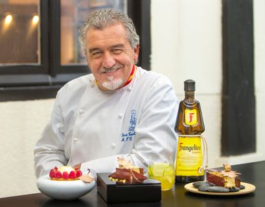 Paco Torreblanca junto a sus postres para la sobremesa con Frangelico