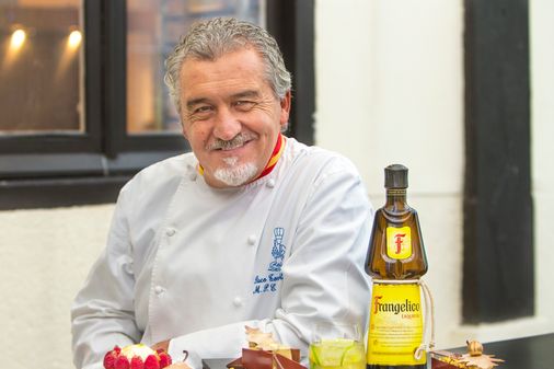 Paco Torreblanca junto a sus postres para la sobremesa con Frangelico