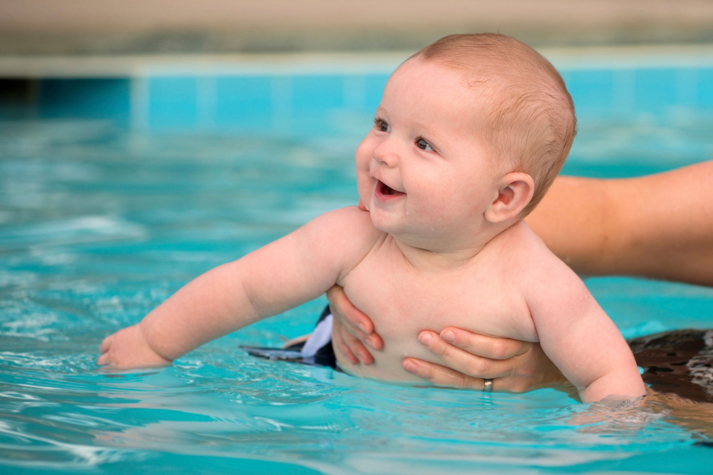 Quels accessoires amener pour un bébé à la piscine ?