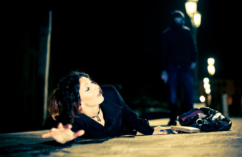 Cet homme courageux sauve la vie d'une femme au péril de la sie