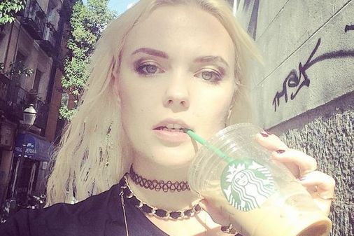 Bonnie Strange liebt den 90's-Look