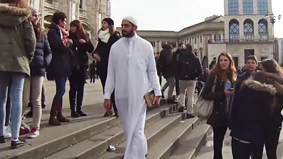 Video/ Questo ragazzo cammina per Milano per 5 ore, in abiti tradizionali musulmani. Le reazioni della gente ti faranno vergognare