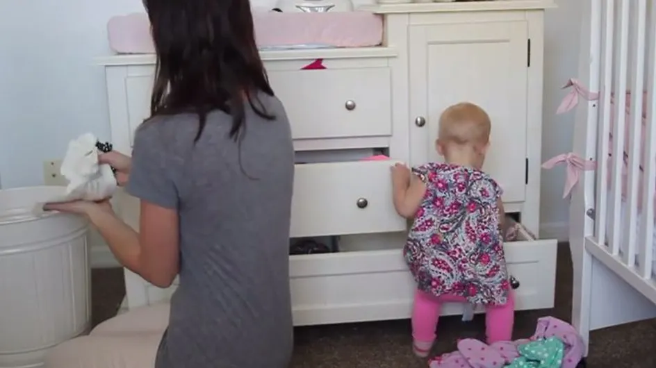Faire le ménage avec un bébé à côté, c'est compliqué (Vidéo)