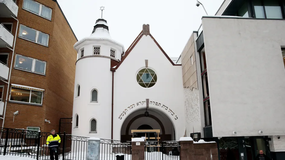 En Norvège, des musulmans et des juifs se rassemblent devant la synagogue d’Oslo (Vidéo)