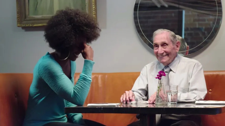 L'étonnante rencontre entre des jeunes femmes cherchant l'amour et un papy de 89 ans (Vidéo)