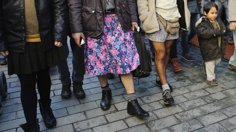 Cientos de hombres turcos se visten con minifalda para denunciar la violencia de género