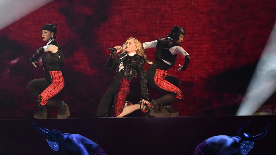 La grosse chute de Madonna sur la scène des Brit Awards (Vidéo)