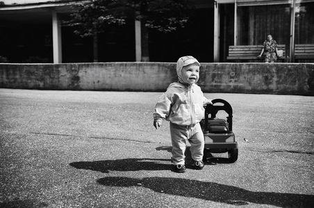 Alexander, 1 Jahr, liebt Autos.