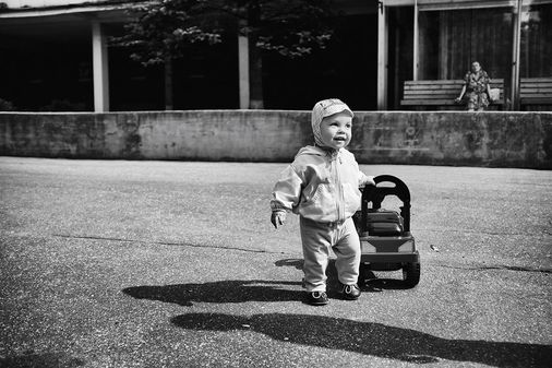 Alexander, 1 Jahr, liebt Autos.