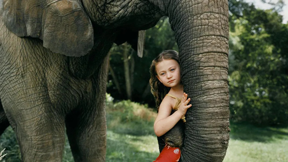 La complicité de cette petite fille avec les animaux va vous laisser bouche bée (Photos)