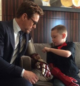 Robert Downey Jr. insieme al piccolo Alex