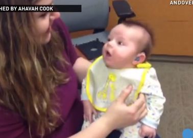 Un Nouveau Ne Sourd Entend Sa Maman Pour La Premiere Fois Video