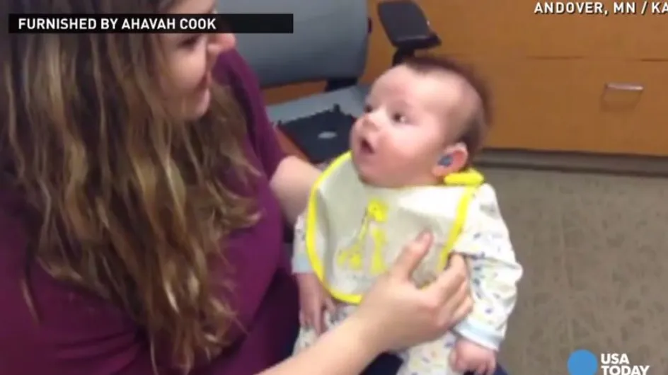 Un nouveau-né sourd entend sa maman pour la première fois (Vidéo)