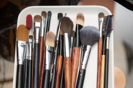 Cómo limpiar las brochas de maquillaje fácil y rápido - Los mejores trucos  y consejos aquí