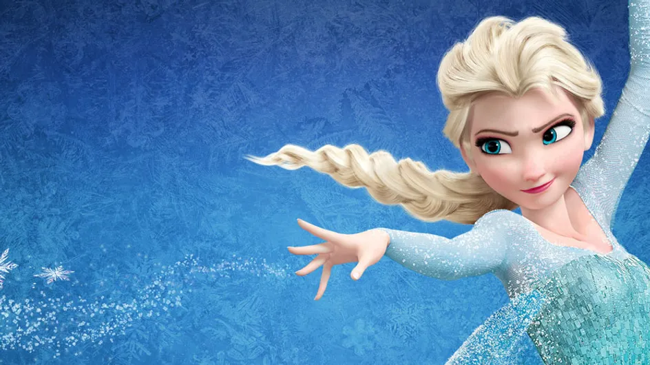 Un padre se disfraza de la princesa Elsa para acompañar a su hija a una fiesta