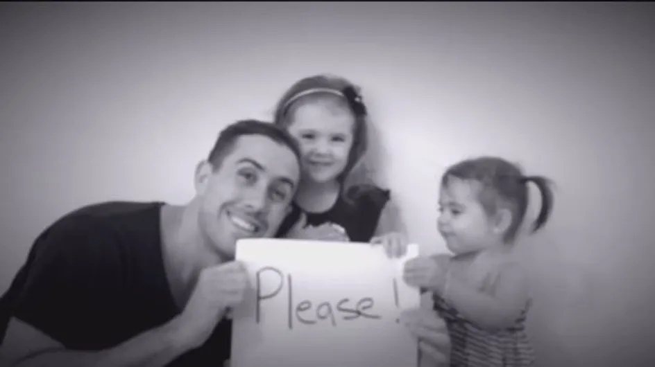 Un papa fait sa demande en mariage aidé de ses deux petites filles (Vidéo)