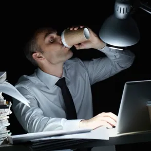 ¿Tu chico es un adicto al trabajo? Toma el control de la situación