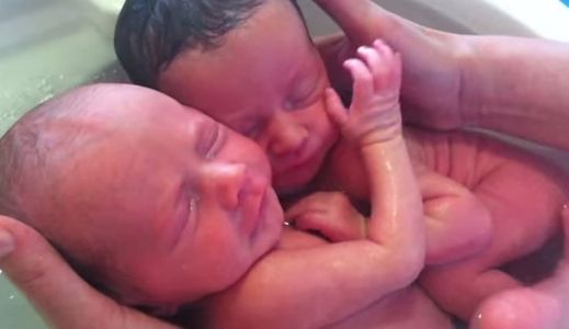 Ces Jumeaux Pensent Encore Etre Dans Le Ventre De Leur Maman Video