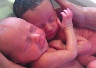 Ces Jumeaux Pensent Encore Etre Dans Le Ventre De Leur Maman Video