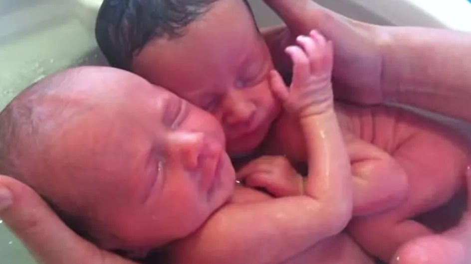 Ces jumeaux pensent encore être dans le ventre de leur maman et restent enlacés (Vidéo)
