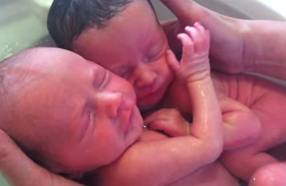 Ces Jumeaux Pensent Encore Etre Dans Le Ventre De Leur Maman Video