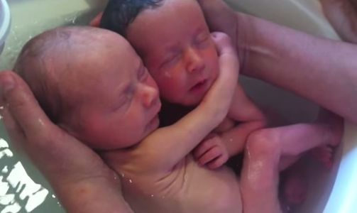 Ces Jumeaux Pensent Encore Etre Dans Le Ventre De Leur Maman Video