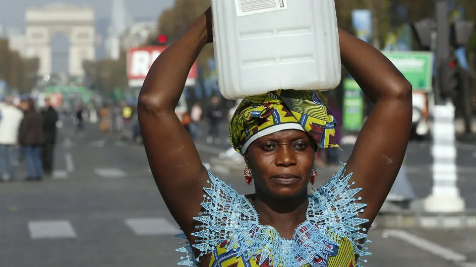 Une Gambienne participe au marathon de Paris un bidon sur la tête pour un meilleur accès à l'eau